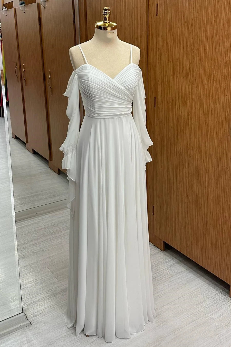 Vestido de dama de honor de gasa con tirantes finos y hombros descubiertos hasta el suelo